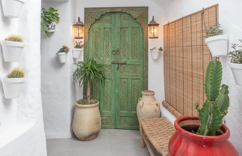 Interior del restaurante El Patio, casa patio del siglo XVIII en Vejer