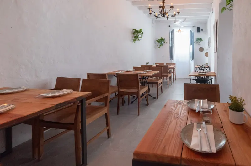 Comedor con mesas preparadas y ambiente acogedor